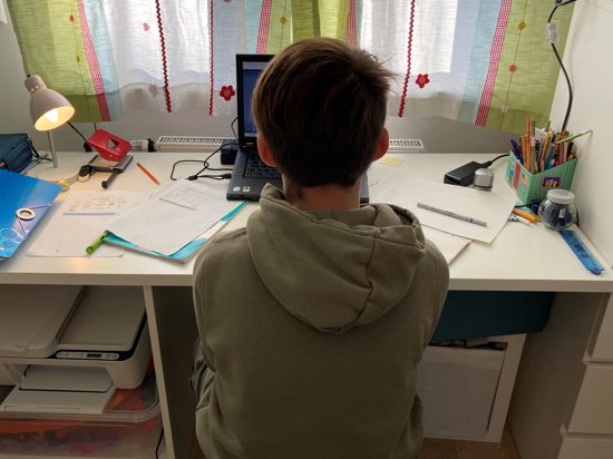Unterricht am Laptop: Hauke Kilius beim Online-Unterricht mit seiner Klasse. Alle Schüler der 3b der Hans-Thoma-Schule mussten nach der alten Regelung für zwei Wochen in Quarantäne.