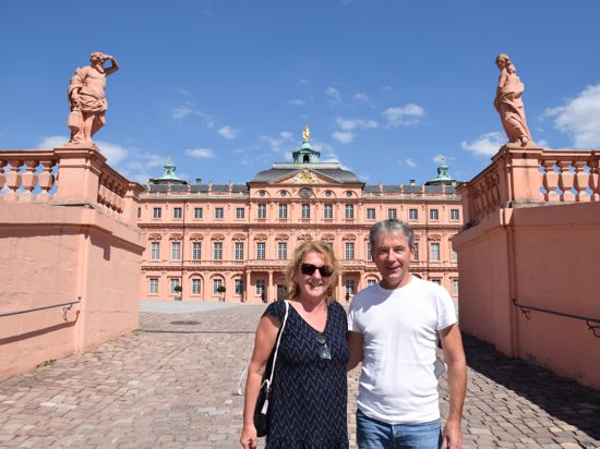 Erinnerungsfoto vor dem Schloss: Das Interesse an badischer Geschichte hat Helga und Thomas Billmeir aus Freiburg zu einem Zwischenstopp nach Rastatt geführt.