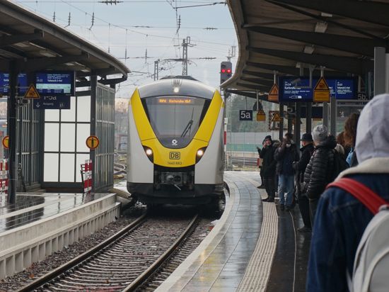 Einfahrt des neuen RB41 am Bahnhof in Rastatt: Die Züge der DB Regio ersetzen seit dem 11. Dezember einen Teil der Stadtbahnen der Albtal-Verkehrsgesellschaft.