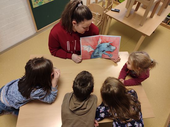 Hören und Sprechen lernen die Kinder in den Kindertageseinrichtungen und Zuhause in den Familien beim gemeinsamen Bücherlesen.