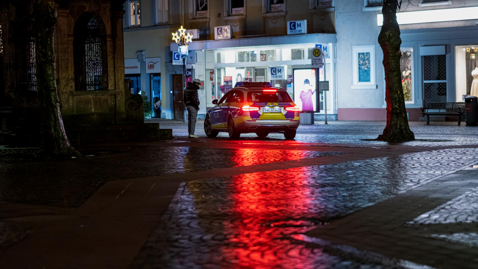 Silvester 2020 in Rastatt: Die Polizei kontrolliert die Ausgangssperre in der Kaiserstrasse. 