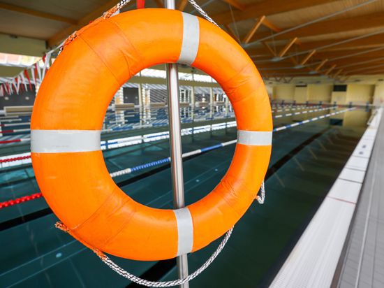 Ein Rettungsring hängt in der Schwimmhalle "Sportbad an der Elster". Die Halle bleibt aufgrund des Teil-Lockdowns geschlossen. 