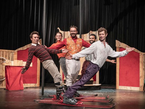Fünf fröhliche und eigenwillige Künstler aus Frankreich bilden Kadavresky Cie, die an Seilen tanzen und auf Skiern rotieren.  Foto: Annemik Veldmann