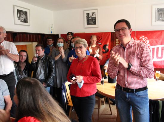 Bestens gelaunt: SPD-Bundestagsabgeordnete und Direktkandidatin Gabriele Katzmarek freut sich im Zay-Stübl zusammen mit dem Landtagsabgeordneten Jonas Weber über den Wahlerfolg der Sozialdemokraten.