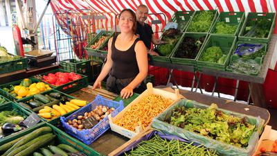 Markthändlerin Sandra Velten und ein Mitarbeiter bei ihrem Obst- und Gemüsestand auf dem Rastatter Wochenmarkt.