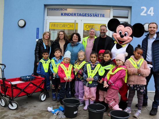 Die Kinder der Kindertagesstätte Friedrich Oberlin im Gruppenbild mit Mickey Mouse.