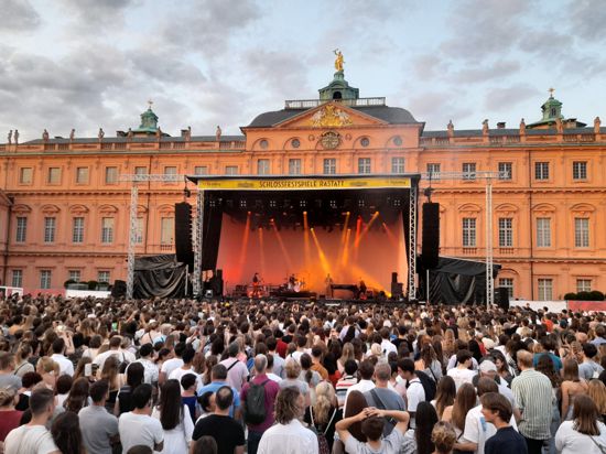 Publikum im Rastatter Schlosshof beim Open-Air-Konzert von Tom Odell und Band im Rahmen der Schlossfestspiele im Juli 2023.