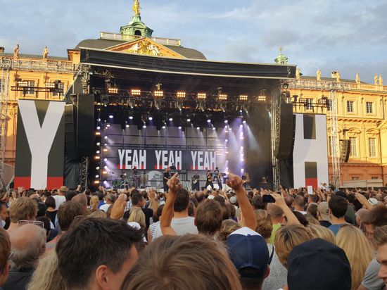 Open-air-Bühne vor der Kulisse des Rastatter Barockschlosses. Die Fantastischen Vier spielen, Fans jubeln ihnen zu. Das Konzert fand 2017 statt.