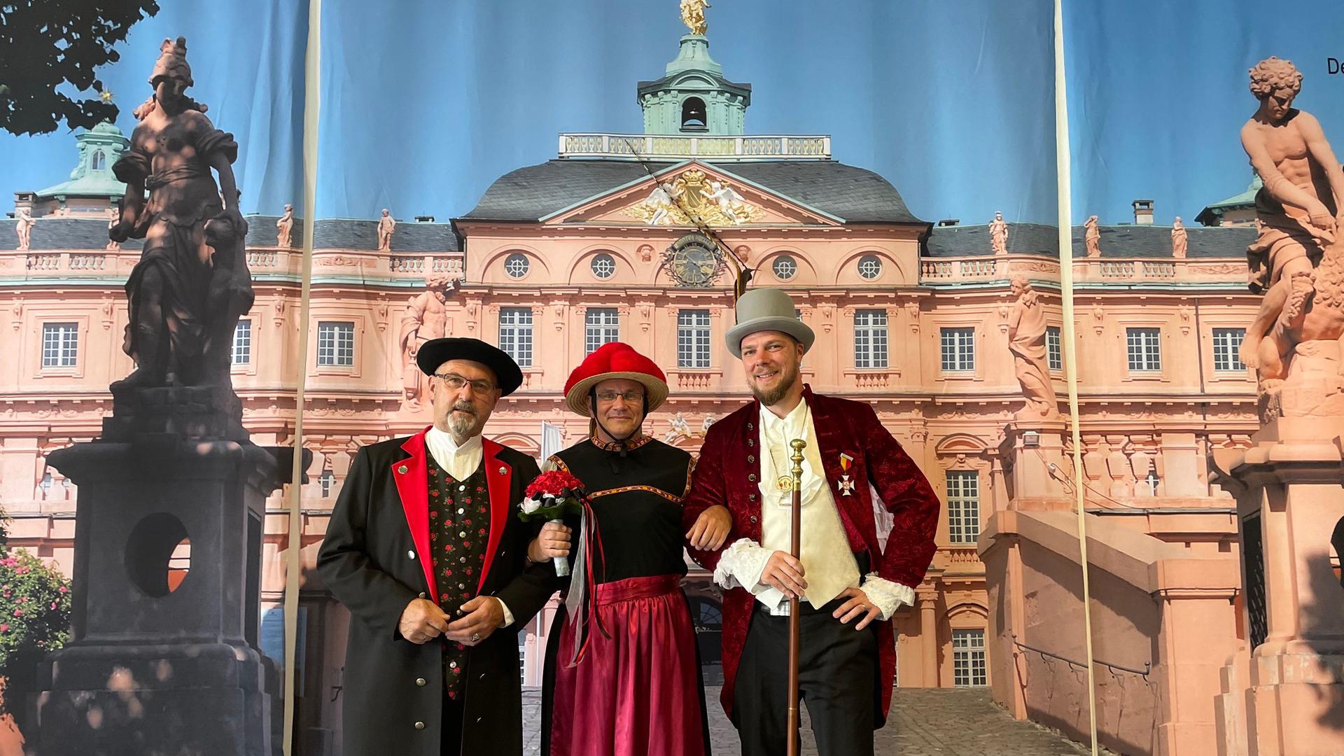 Nach Kölner Vorbild: Das Schwarzwald-Dreigestirn (von links) mit Holger Metzmeier (Bauer), Jochen Fuchs (Jungfrau) und Michael Matz (Edelmann) feiert Premiere.