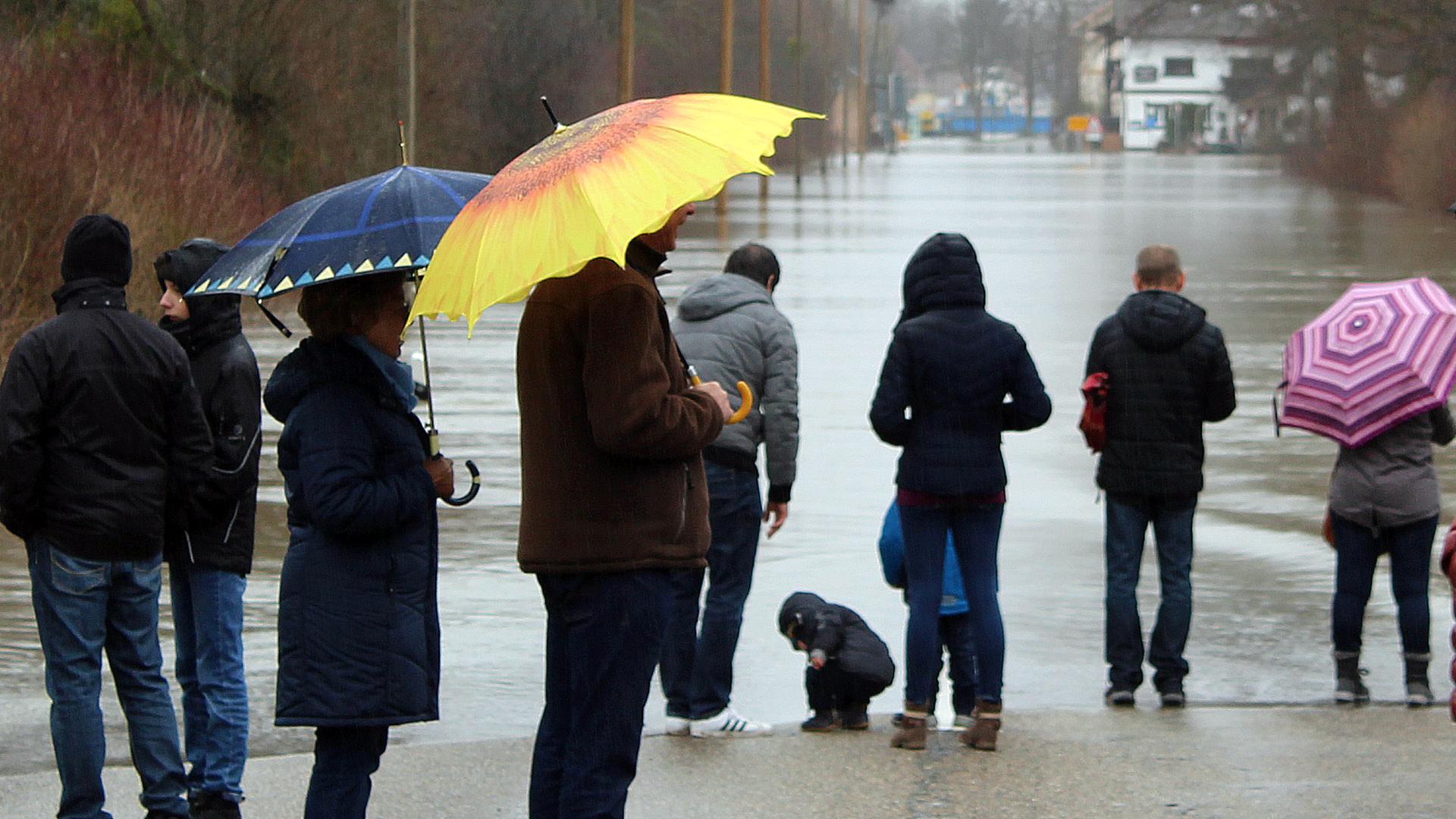 Sightseeing bei strömendem Regen: Im Januar zog es etliche Hochwassertouristen in Richtung des Fähranlegers in Plittersdorf. Die Rheinpromenade und auch Teile der Fährstraße waren überflutet.