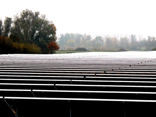 Fotovoltaik-Freifläche direkt am Rhein: Ende 2011 wurde der „Solarpark Iffezheim“ fertiggestellt und ans Stromnetz angeschlossen.