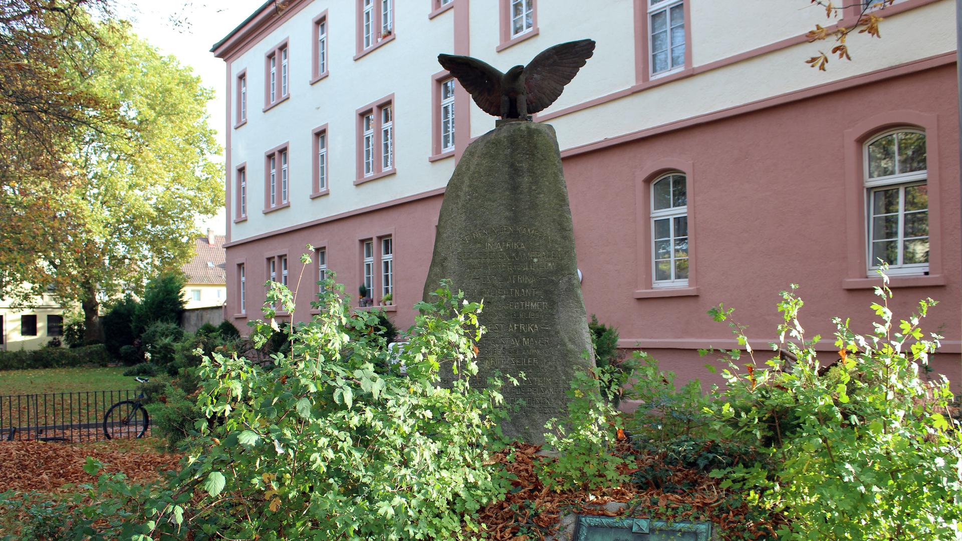 Umstrittene Erinnerungsstätte: Das Soldatendenkmal an der Ecke Lützower-/Friedrich-Ebert-Straße bleibt als „Mahnmal“ erhalten und erhält zur Erläuterung der historischen Hintergründe und Zusammenhänge eine Infotafel.