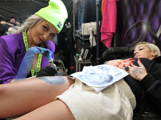 Besondere Körperkunst: Tätowierer wie Val Ink aus Stuttgart zeigten bei der ersten Tattoo Convention am vergangenen Wochenende in der Plittersdorfer Altrheinhalle ihr Können. Foto: sb