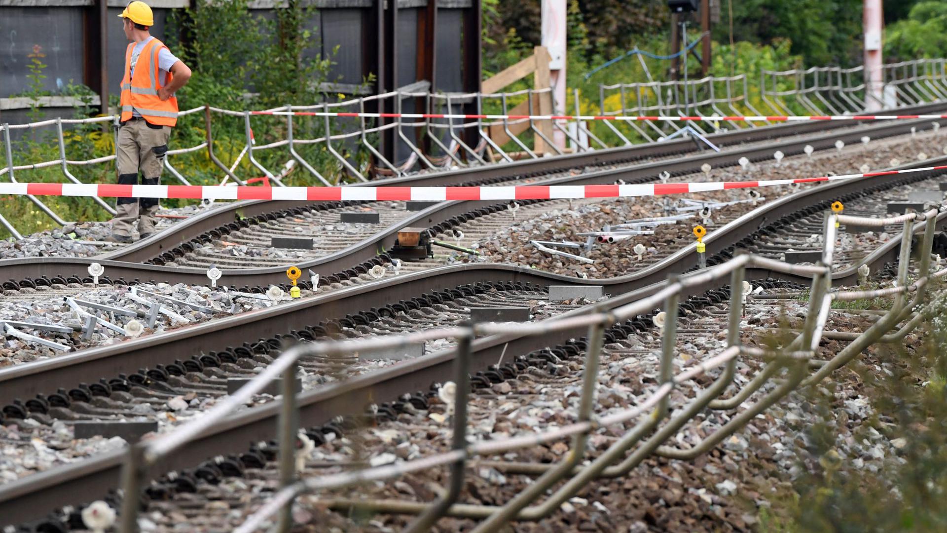 An der Tunnel-Baustelle in Rastatt Niederbühl an der sich zuvor Bahngleise abgesenkt hatten, sind verbogene Gleise abgesperrt.