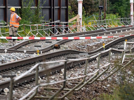 An der Tunnel-Baustelle in Rastatt Niederbühl an der sich zuvor Bahngleise abgesenkt hatten, sind verbogene Gleise abgesperrt.