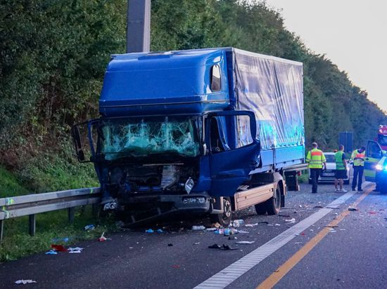 Bei einem Lkw-Unfall auf der A5 bei Rastatt ist am Dienstag ein Mann schwer verletzt worden.