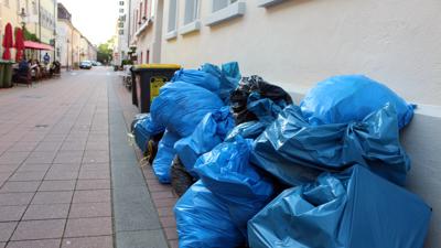 Volle blaue Mülläcke seit Tagen in der Schiffstraße.
