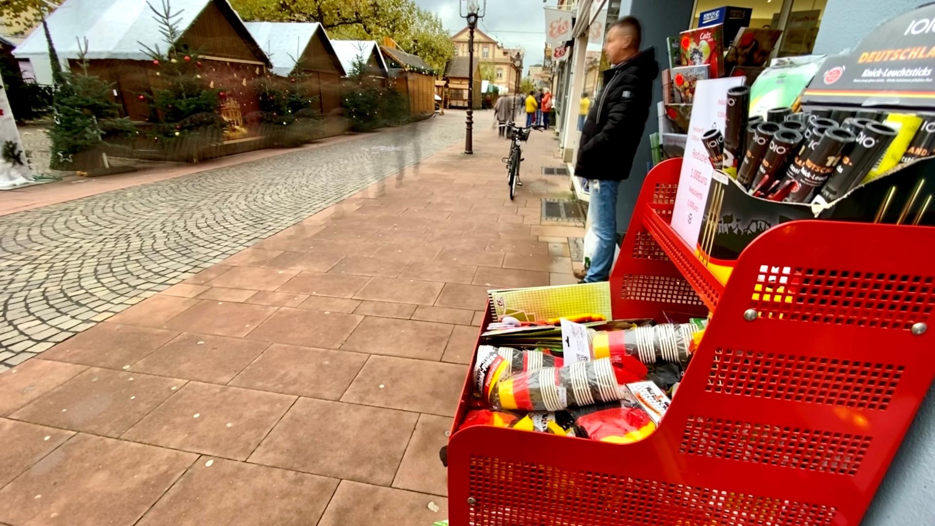 Einsames Dasein: Vor einem Geschäft in Rastatt steht ein Ständer mit WM-Artikel. Viele Einzelhändler bieten in Rastatt keine Fan-Artikel an. Die WM spielt im Straßenbild bislang kaum eine Rolle. 