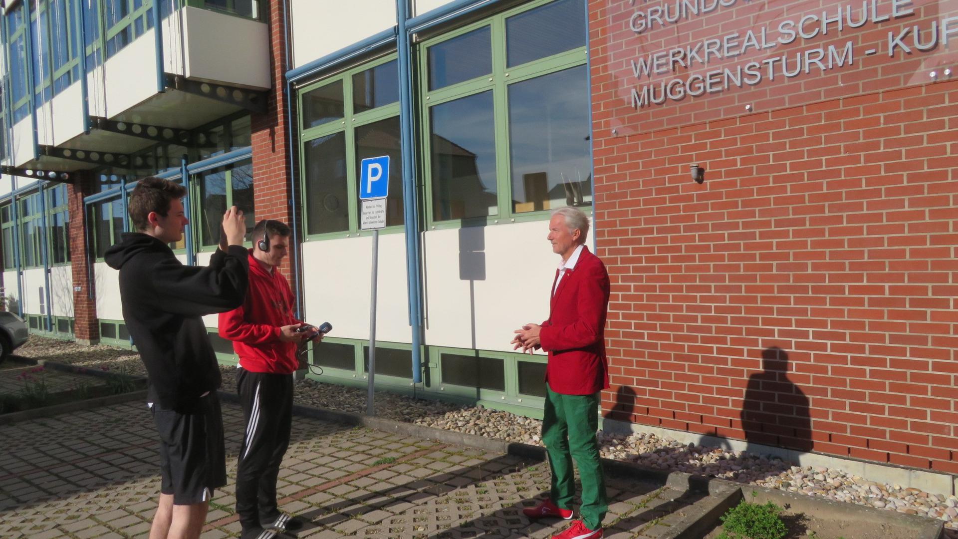 Film ab: Muggensturms Bürgermeister Dietmar Späth beim Dreh einer Videobotschaft. Unterstützt wird er dabei von seinen beiden Söhnen. 