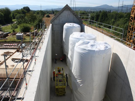 Die neuen Aktivkohlefilter zum Entfernen von PFC werden ins Wasserwerk Rauental eingesetzt. Jeder von ihnen hat einen Durchmesser von drei Metern und ist sieben Meter hoch.