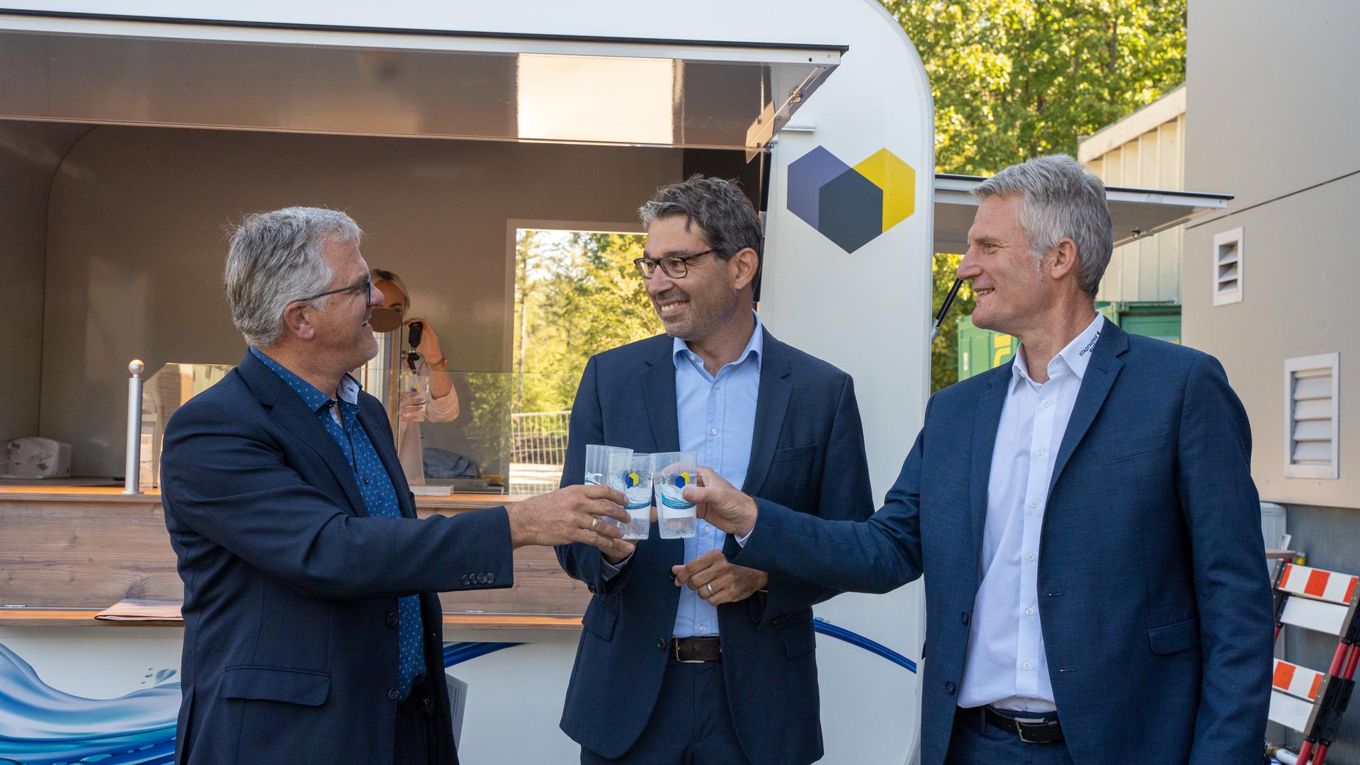 Auf sauberes Trinkwasser: OB Hans Jürgen Pütsch, Staatssekretär Andre Baumann und Stadtwerke-Geschäftsführer Olaf Kaspryk (kleines Foto, von links) in Ottersdorf.