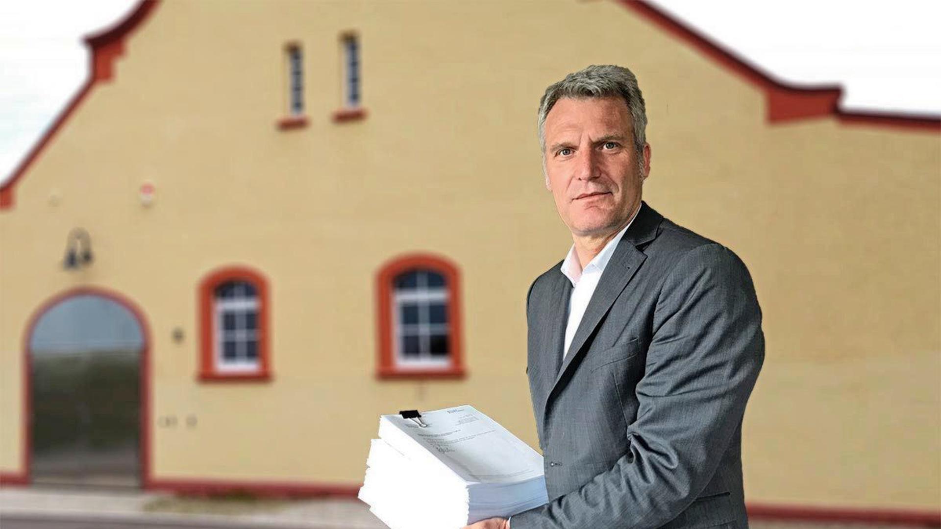 Olaf Kaspryk mit seiner Klageschrift gegen den mutmaßlichen Verursacher der PFC-Verunreinigung.