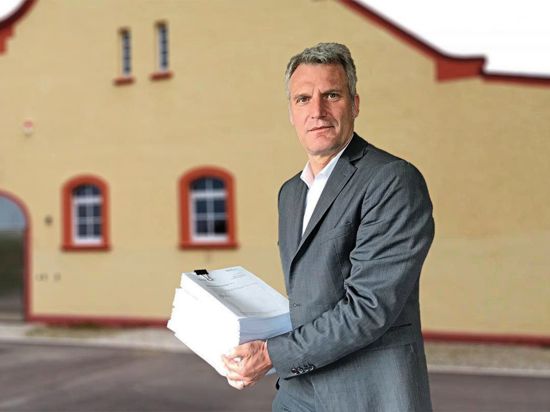 Olaf Kaspryk mit seiner Klageschrift gegen den mutmaßlichen Verursacher der PFC-Verunreinigung.