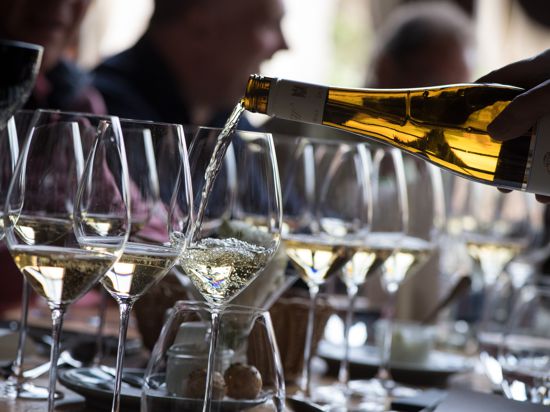 Zum Themendienst-Bericht von Claudia Wittke-Gaida vom 29. Mai 2019: Sommeliers und Sektmacher sind sich einig: In Weingläsern entfaltet sich das Aroma des Sektes optimal.