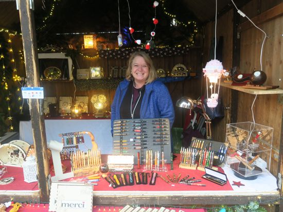 Cordula Ferber und ihr Mann verkaufen im Kunsthandwerkerstand auf dem Rastatter Weihnachtsmarkt Stifte aus Holz; Laternen und Lichterbögen und Holzschatullen