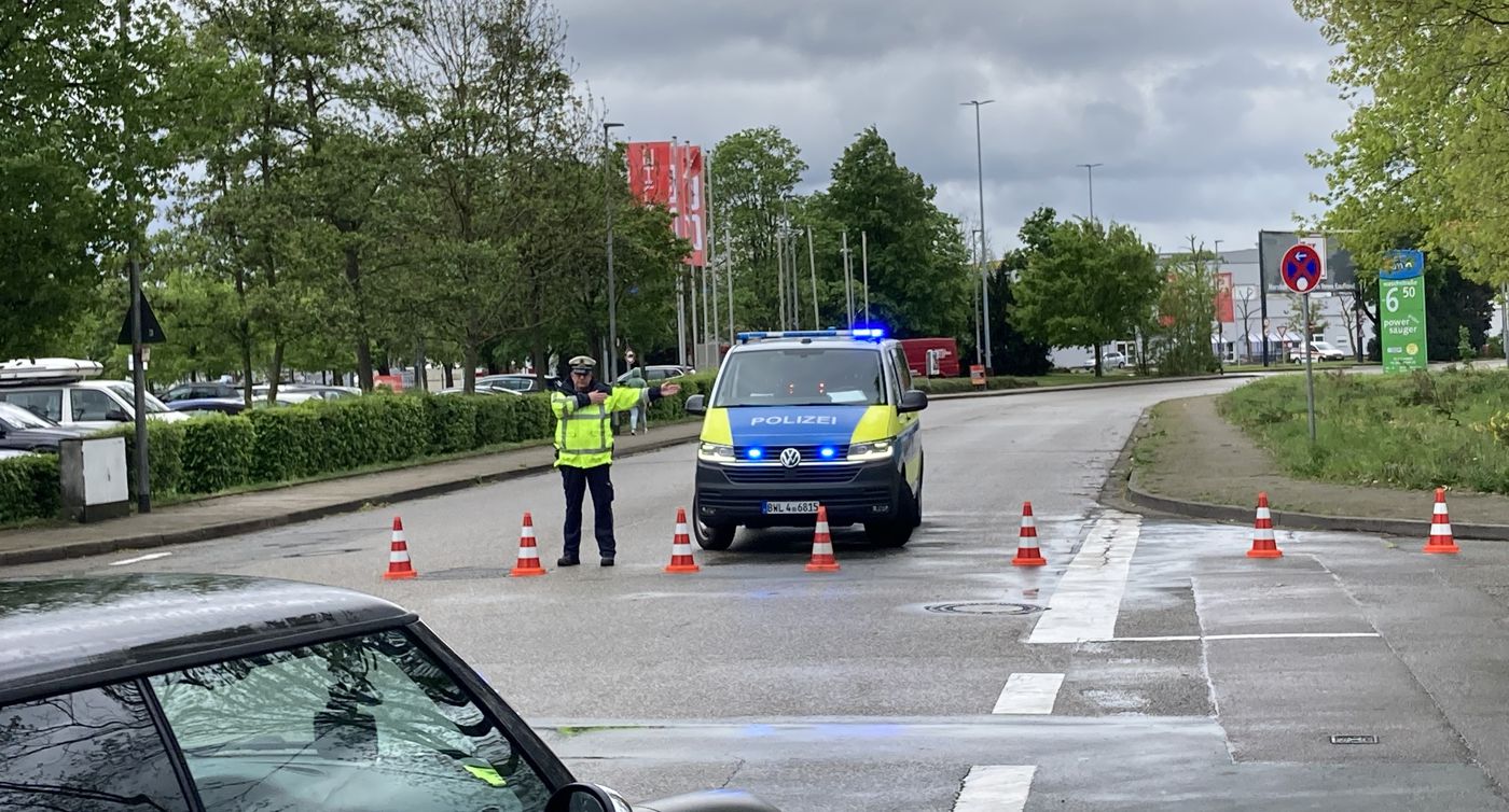 Ein Polizist macht Anweisungen bei einer Straßensperrung in Rastatt nach dem Fund einer Fliegerbombe.