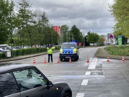 Ein Polizist macht Anweisungen bei einer Straßensperrung in Rastatt nach dem Fund einer Fliegerbombe.