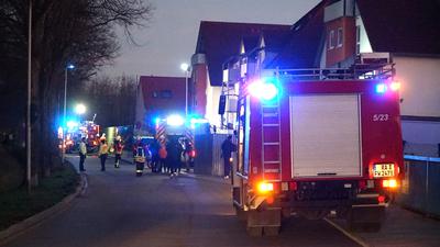Die Feuerwehr ist mit einem großen Aufgebot in Rastatt-Niederbühl.