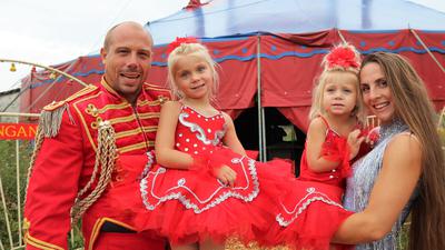 Glückliche Zirkusfamilie: Diana und Nino Frank gemeinsam mit ihren beiden Kindern Sumisha (5) und Soleyna (3).