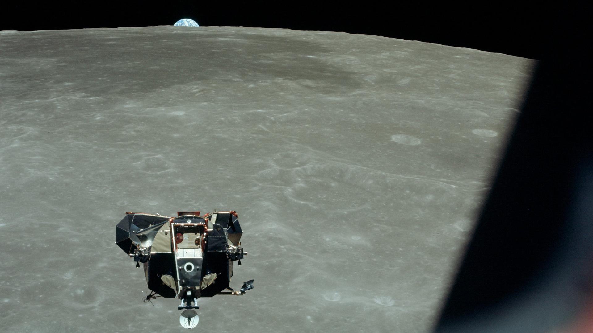 Die Mondlandefähre Eagle bei ihrer Rückkehr zum Kommandomodul von Apollo 11.