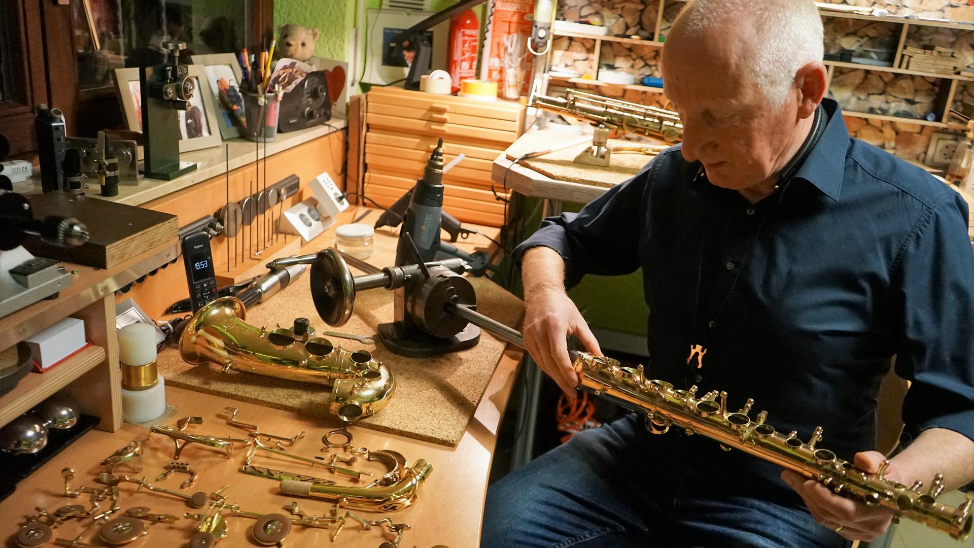 Jedes Detail im Blick: Tom Stolz kümmert sich in seiner Werkstatt mit großer Akribie um die Reparatur von Saxophonen. Viele Werkzeuge hat er selbst angefertigt. 
