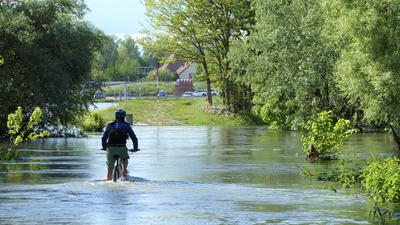 Hochwasser sind die Rheinanliegergemeinden gewohnt: Kurz vor dem Brückenkopf bei Au am Rhein ist im Mai 2021 die Straße überschwemmt.