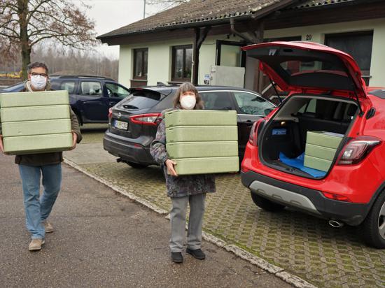 Bereit zum  Transport: Ehrenamtliche Kräfte  bringen  das in Thermoboxen verpackte Mittagessen  zu den älteren Menschen in Au am Rhein. 