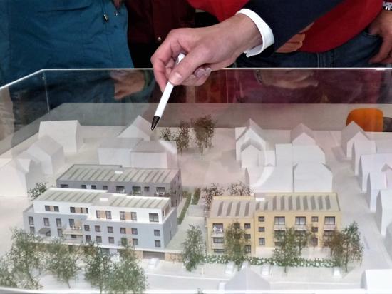 Ein Modell des Wohnprojekts, das an der Pestalozzistraße in Au am Rhein geplant ist. Fortan ist die Darstellung im Rathaus zu sehen.