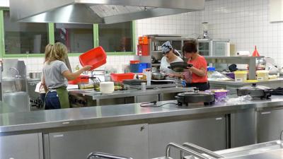 Die große Küche der Rheinauhalle wird zur Großküche. Die Gemeinde lässt ab Januar für Kinder kochen. Dabei soll ein großer Wert auf frische, nachhaltige und Bio-Nahrungsmittel gelegt werden.
