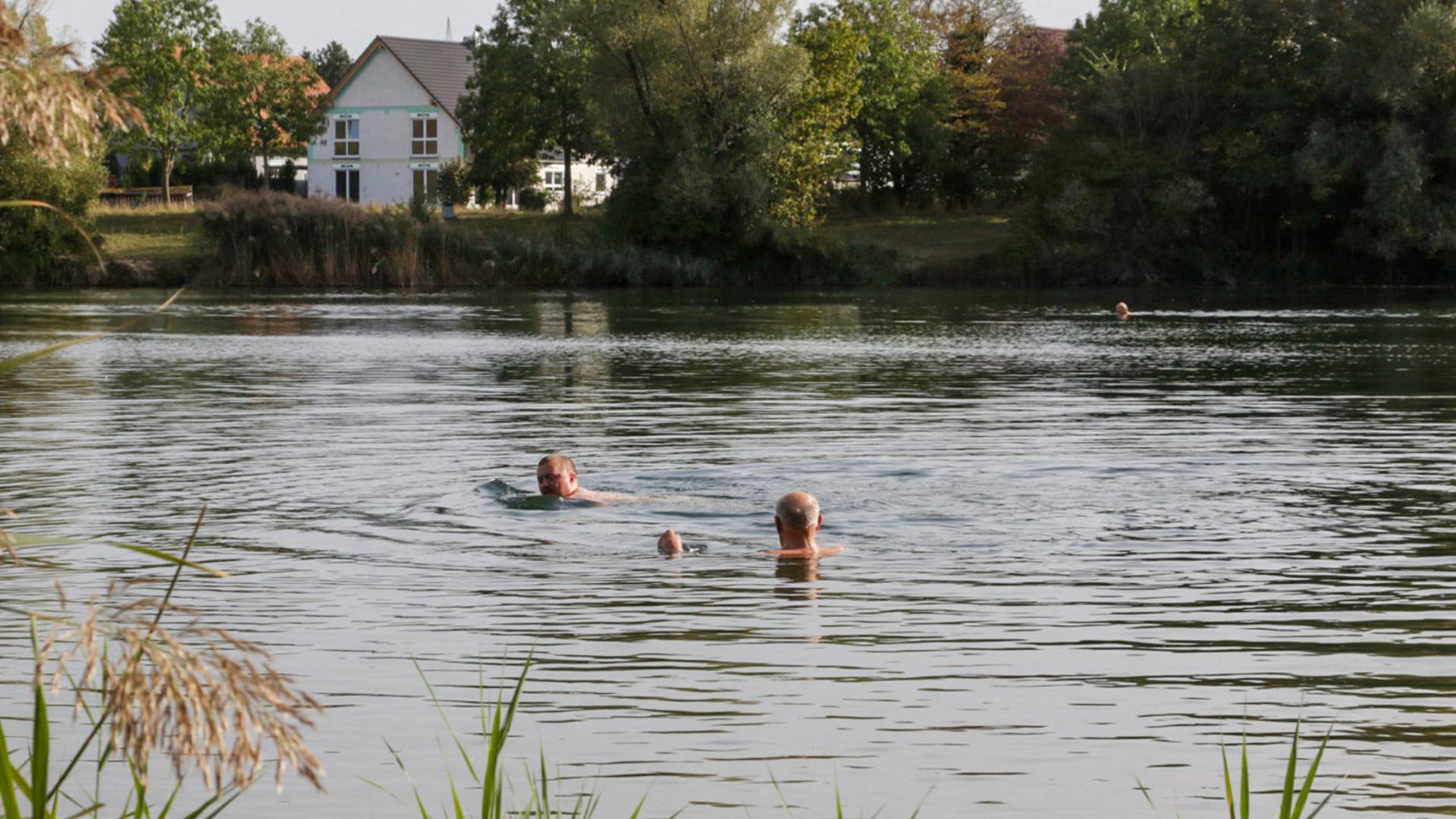 Blick auf dem Ottersdorfer Baggersee, zwei Schwimmer sind zu sehen.                         