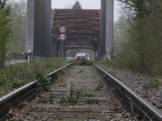 Ehemalige Bahnlinie ins Elsass: Die Trasse der stillgelegten Bahnstrecke von Rastatt nach Haguenau sind in Wintersdorf noch gut zu erkennen.                         