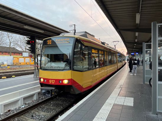 Eine Stadtbahn fährt in den Bahnhof Rastatt ein.