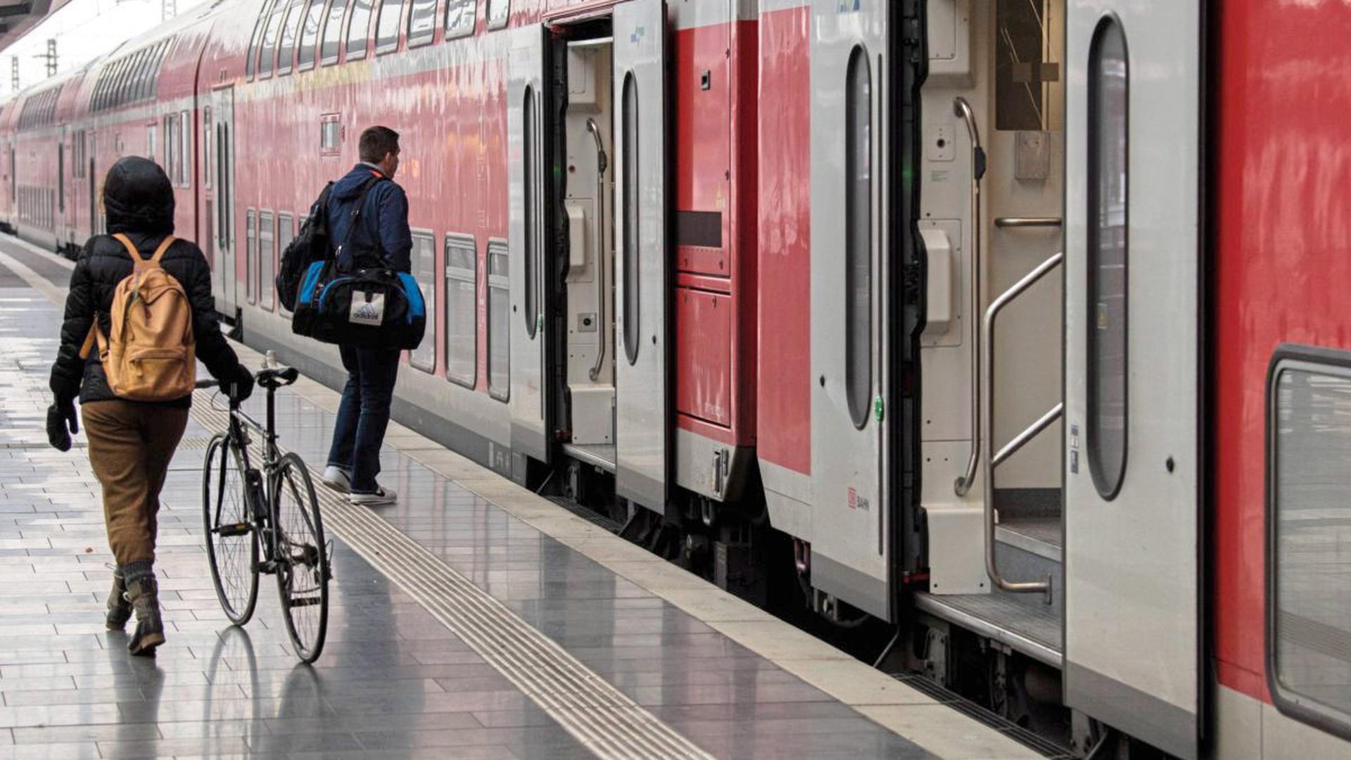 Vorplanen: Reisende müssen sich auf geänderte Zeiten und Zugverspätungen einstellen.