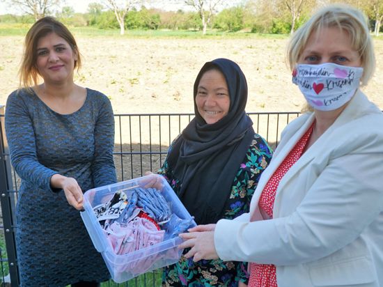 M STRESS: Farista Amiri und Fatima Mohammadi gehören zu den fleißigen Näherinnen beim Flüchtlingsfrauenprojekt Weltfaden. Initiatorin Ute Kretschmer-Risché bringt neue Stoffe vorbei, damit die Produktion weitergehen kann.
