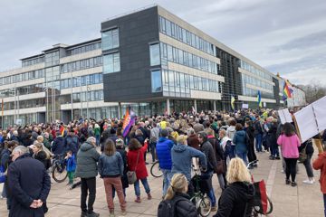 Teilnehmer der Demonstration für Demokratie in Rastatt vor der Reithalle.