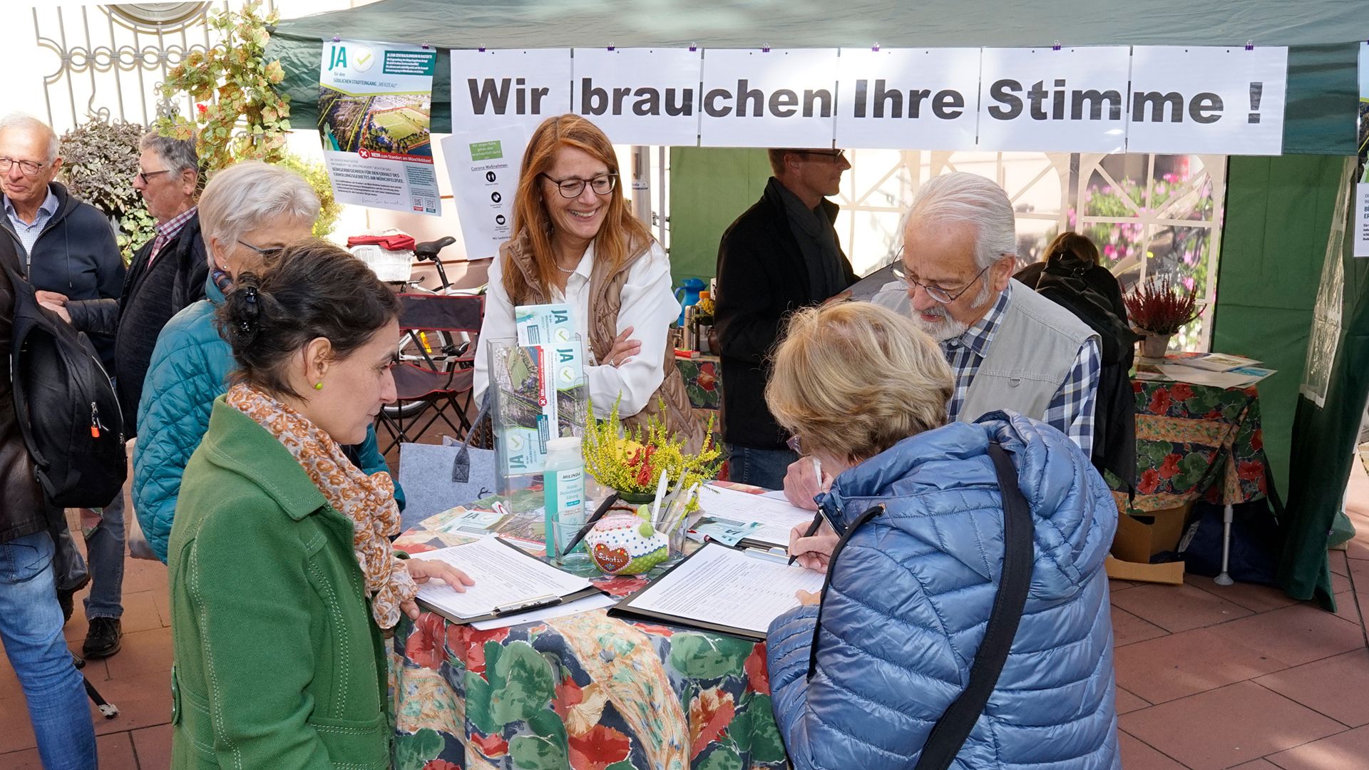 Infostand der Bürgerinitiative gegen den Klinikumstandort Am Münchfeldsee auf dem Rastatter Wochenmarkt