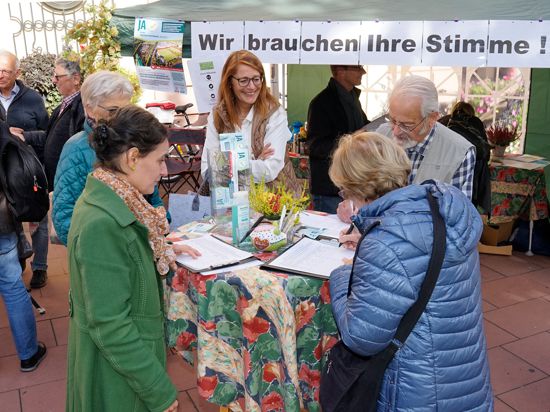 Infostand der Bürgerinitiative gegen den Klinikumstandort Am Münchfeldsee auf dem Rastatter Wochenmarkt