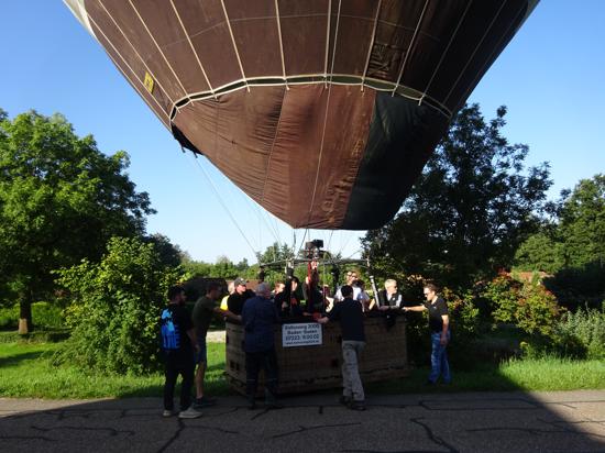 Menschen stehen vor einem Heißluftballon