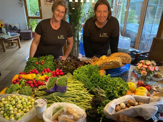 Umfangreicher Warenkorb: Christine Huber (links) und Mandy Pfeilsticker gehören zu den Verantwortlichen, die in Bietigheim eine Abgabestelle  der Foodsharing-Initiative einrichten. 