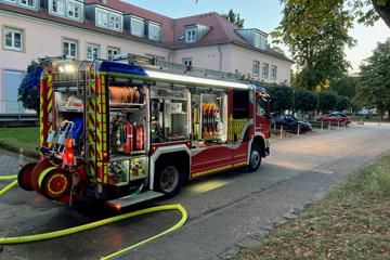 Ein Feuerwehrauto steht vor einem Haus.